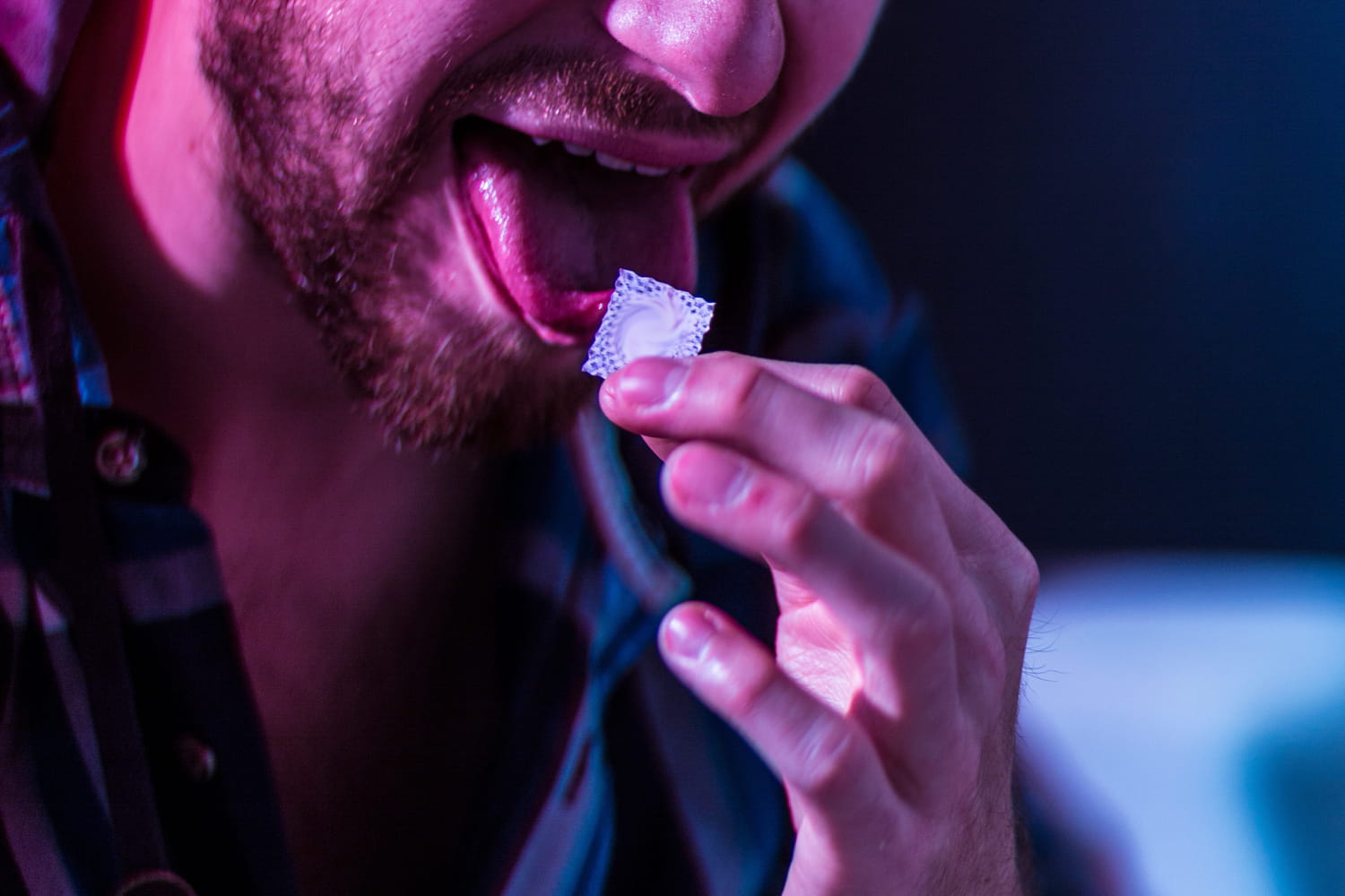 découvrez les effets et dangers des drogues, leurs impacts sur la santé physique et mentale, ainsi que les risques liés à leur consommation.