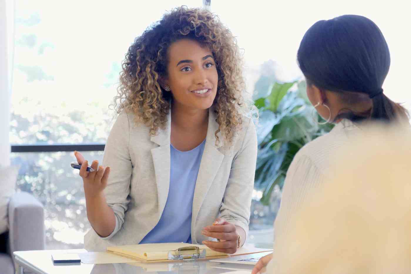 découvrez comment devenir conseiller en insertion professionnelle grâce à une formation spécialisée. acquérez les compétences essentielles pour accompagner efficacement les personnes vers l'emploi et la réinsertion sociale.
