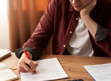 modèles et conseils pour rédiger une lettre de motivation réussie lors d'une reconversion professionnelle.